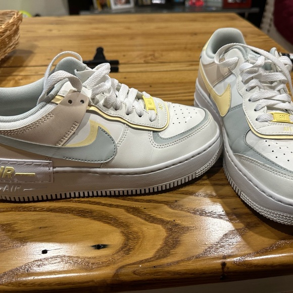 NIKE AIR WOMENS 7.5 - Picture 1 of 4